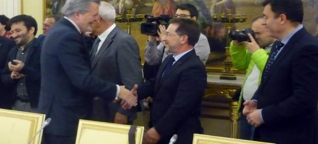 Alonso (derecha) saluda al ministro, Íñigo Méndez de Vigo. 