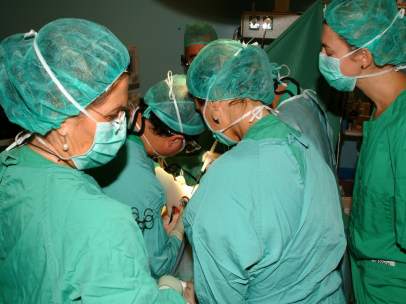 Médicos durante un trasplante en el quirófano