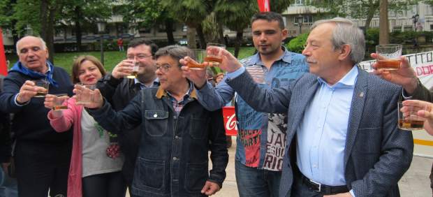 Wenceslao López brinda con Ana Taboada y Ribi en la Balesquida