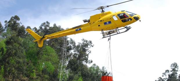Un helicóptero, en labores para extinguir un incendio forestal