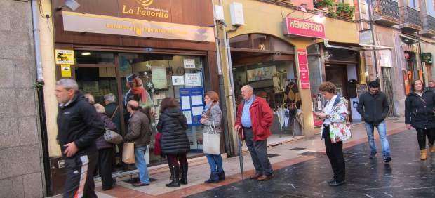 Administración de lotería, lotería, navidad, gordo, gente esperando a la cola