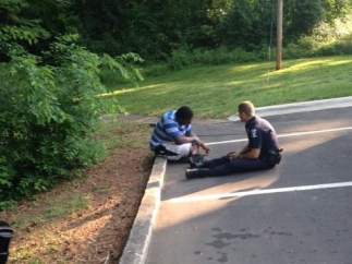 Policía consolando a un joven con autismo