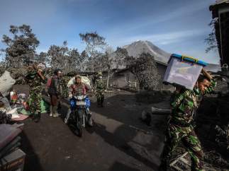Volcán en Sumatra erupciona