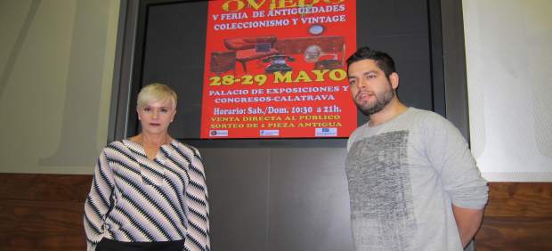 El concejal de Comercio Rubén Rosón y Mari Cruz Madrid, feria de Antigüedades
