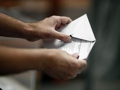 Elecciones municipales y autonómicas, comicios, votar, voto, papeletas, urnas