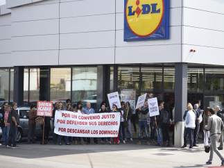 Protesta en el Lidl de Primero de Mayo