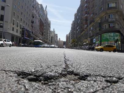 Grieta y bache en Gran Vía