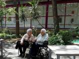 Ana Vela, de 114 años, junto a su hija, de 88, en la residencia La Verneda. Ana Vela, de 114 años, junto a su hija, de 88, en la residencia La Verneda.
