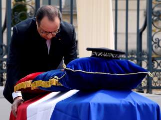 Hollande presenta sus respetos