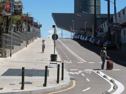 Tres dels nous símbols de les Glòries: la Torre Agbar, el DHUB i els nous Encants.