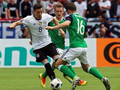 Özil ante Irlanda del Norte
