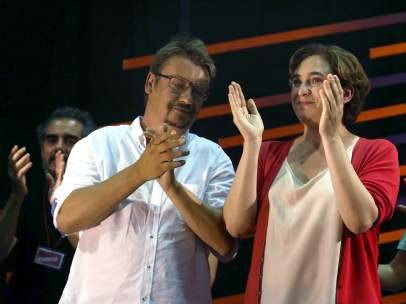 Ada Colau, alcaldesa de Barcelona, junto a Xavier Domènech, candidato de En Comú Podem a las elecciones generales del 26-J, durante su comparecencia conjunta tras el recuento electoral. La formación ha ganado los comicios en Cataluña.