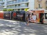 Tranvía de Sevilla con publicidad del Festival de Mérida