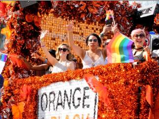 Las chicas de 'Orange is the new black' desfilan en el orgullo Gay de Toronto.