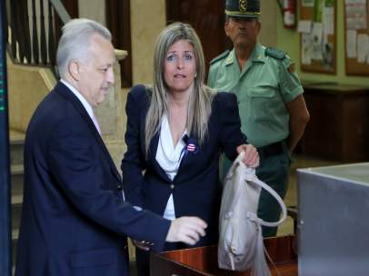 La exacaldesa de Bormujos (Sevilla), Ana Hermoso, llega al juzgado
