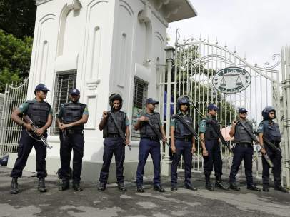Funcionarios de seguridad en Bangladesh