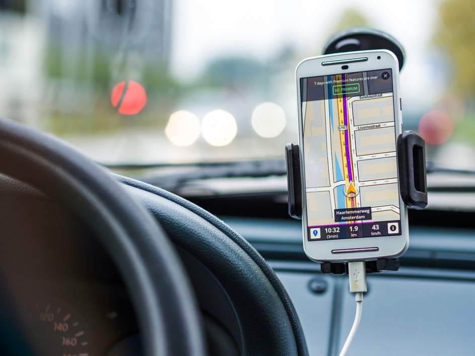 Imagen de un teléfono móvil utilizado como GPS en un coche