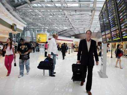 Pasajero en aeropuerto con maleta