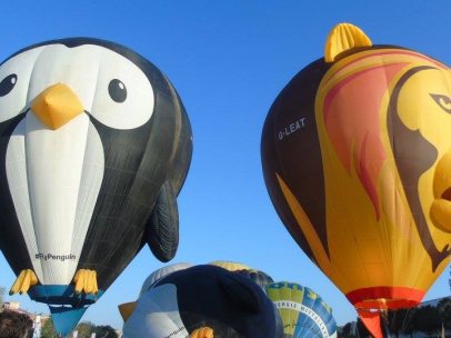 DOS PINGÜINOS Y UN LEÓN