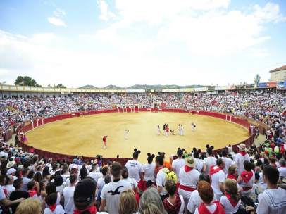 Minuto de silencio en la plaza de Toros de Teruel.