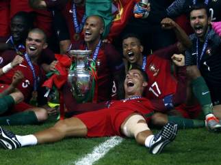 Cristiano y la selección de Portugal celebran la Eurocopa