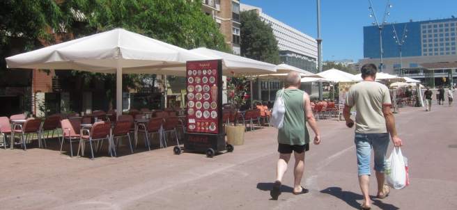 Terrazas en el paseo de Sant Antoni del barrio de Sants de Barcelona