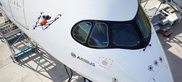 Airbus prueba a realizar una inspección de avión con un dron