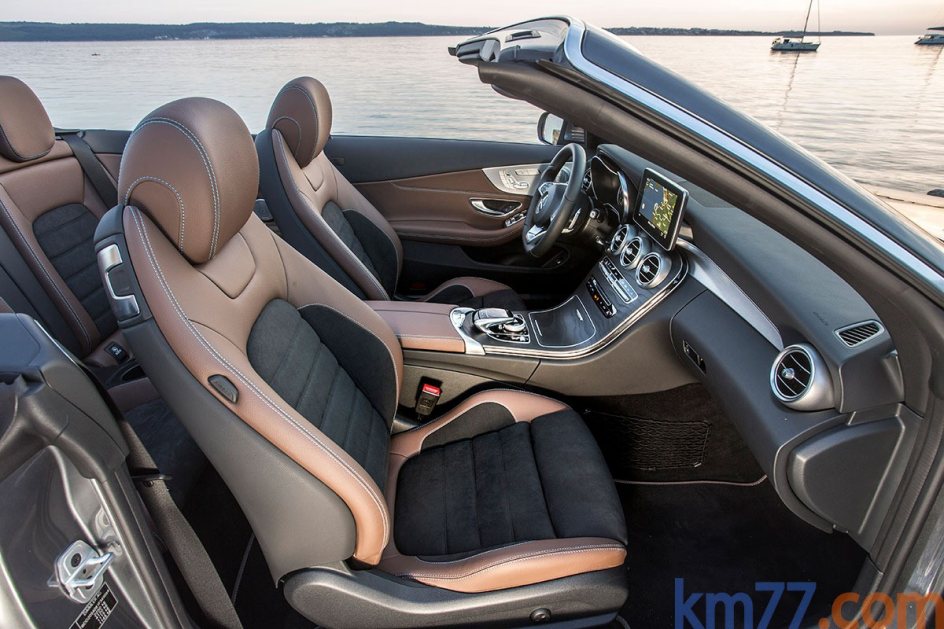 El Clase C Cabrio cuentan con asientos delanteros calefactados, ventilados, tapicería de cuero suave y un brazo mecánico que acerca automáticamente el cinturón a los pasajeros delanteros.