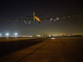 El Solar Impulse II, despegando en el aeropuerto de El Cairo