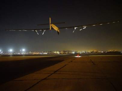 El Solar Impulse II, despegando en el aeropuerto de El Cairo