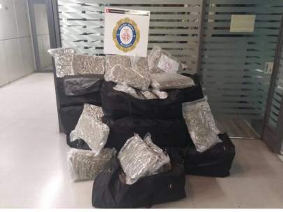 La marihuana incautada por la Guàrdia Urbana de Barcelona dentro de un coche.