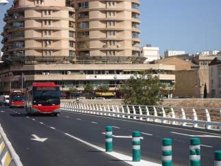 Autobús de la EMT de Valencia por el Pont de Fusta