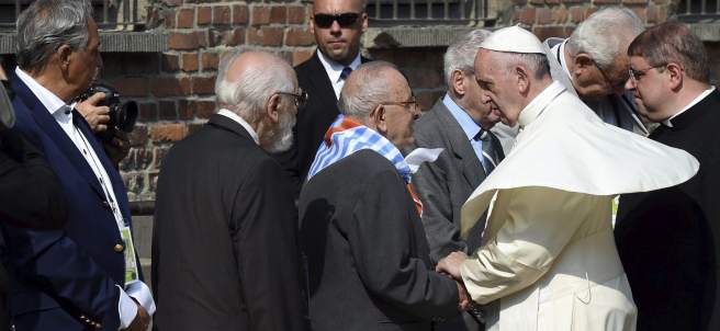El papa saluda a un grupo de supervivientes de Auschwitz y a los Justos de las Naciones