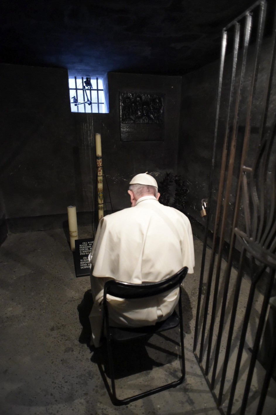El papa reza en Auschwitz