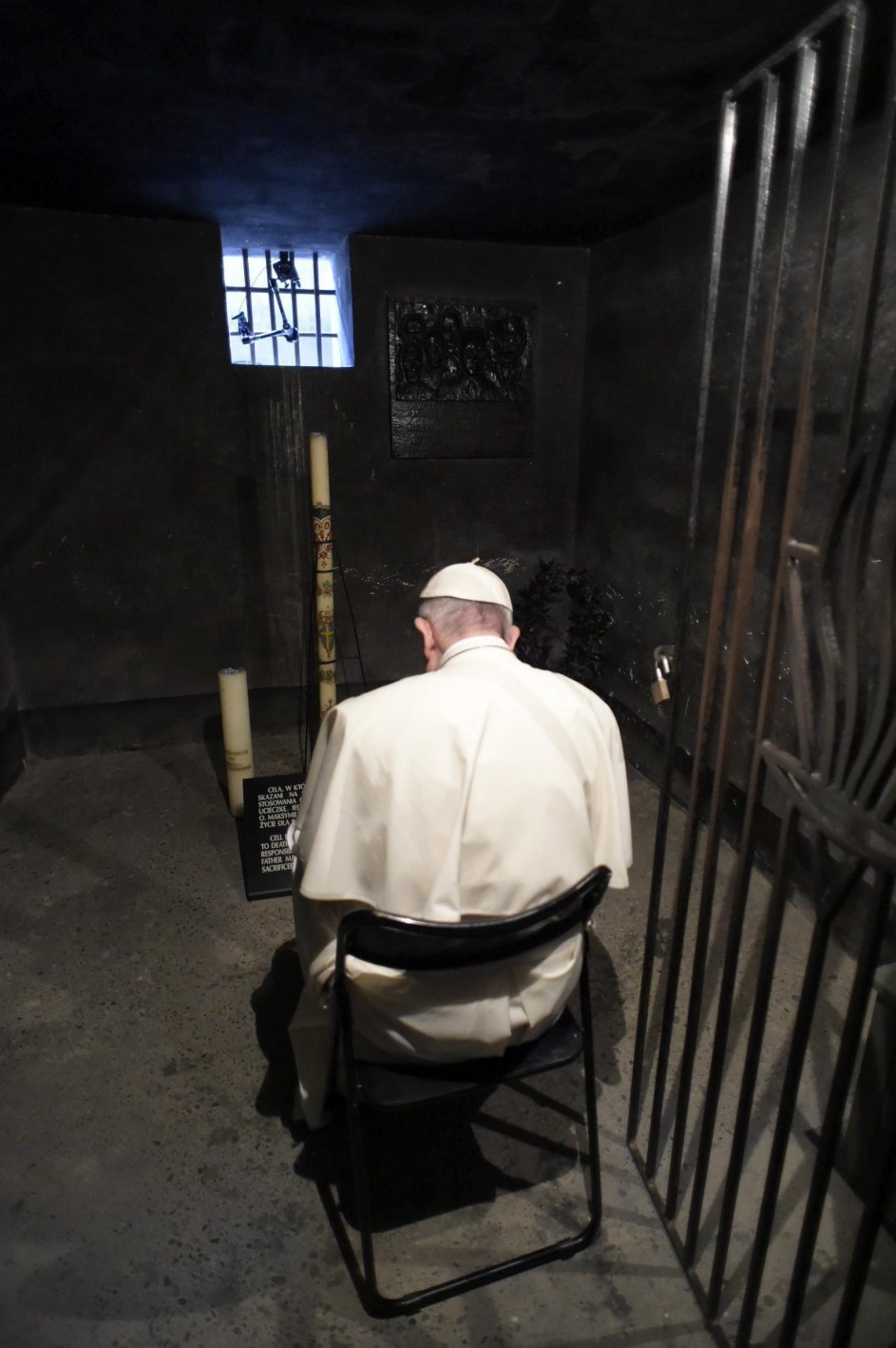 El papa reza en Auschwitz El papa reza en Auschwitz