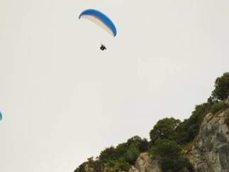Parapentes sobrevolando la buitrera