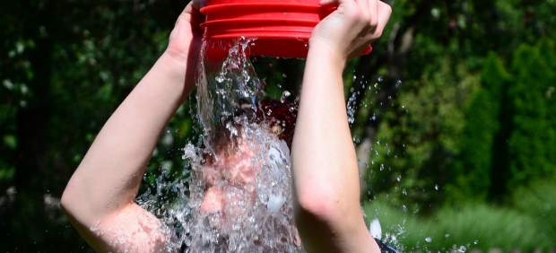 Un chico haciendo el reto viral conocido como 'ice bucket challenge'.