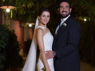 Inés Arrimadas y su ya marido posando en la bodega de Jerez donde han contraído matrimonio