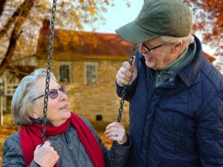 Pareja de ancianos felices