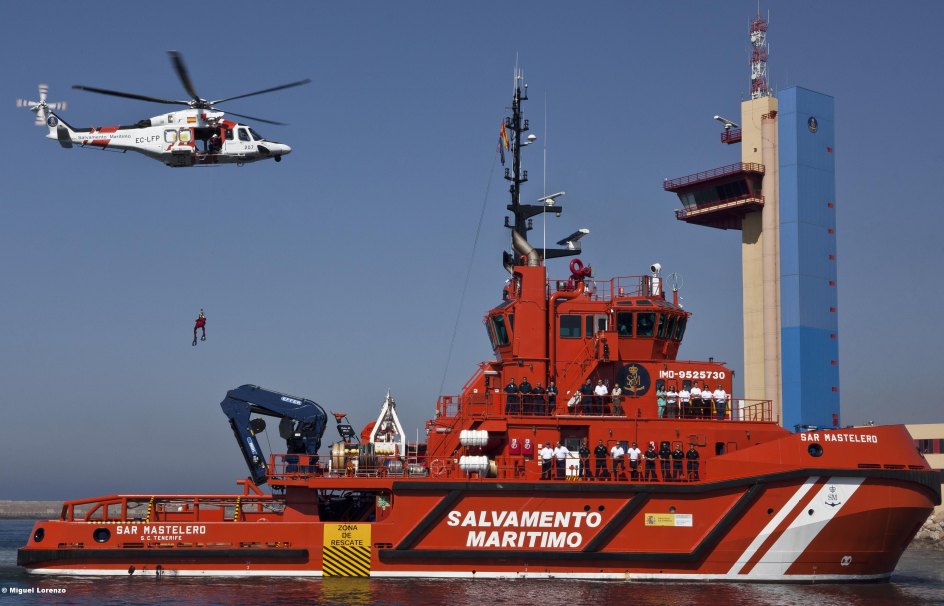 El barco de Salvamento Marítimo y el helicoptero son son principales medios para los rescates en el mar.