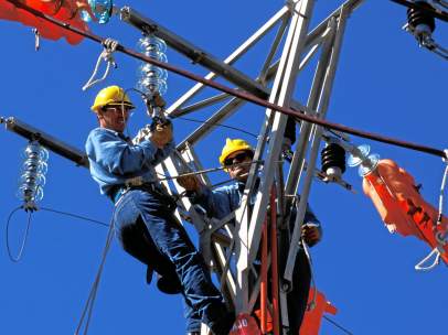Trabajadores de Endesa en línea de media tensión