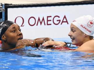 Simone Manuel y Penny Oleksiak