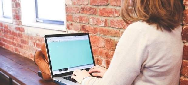 Joven, adolescente, ordenador, internet