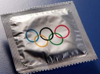 Preservativo con el envoltorio de los aros olímpicos