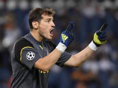 Casillas se da un baño de multitudes y juega al fútbol con niños en plena calle