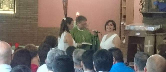 Un cura bendice el amor y la unión de dos mujeres en la iglesia de un pueblo de Castellón  332319-662-288