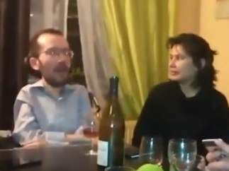 Captura de pantalla del video en que se ve a Echenique cantando la jota "chúpame la minga, Dominga"