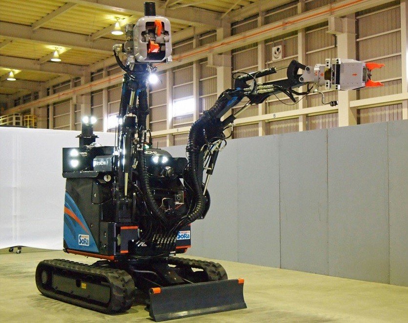 El robot ASTACO-Sora está diseñado para retirar escombros gracias a sus dos brazos, con los que puede levantar hasta 150 kg.