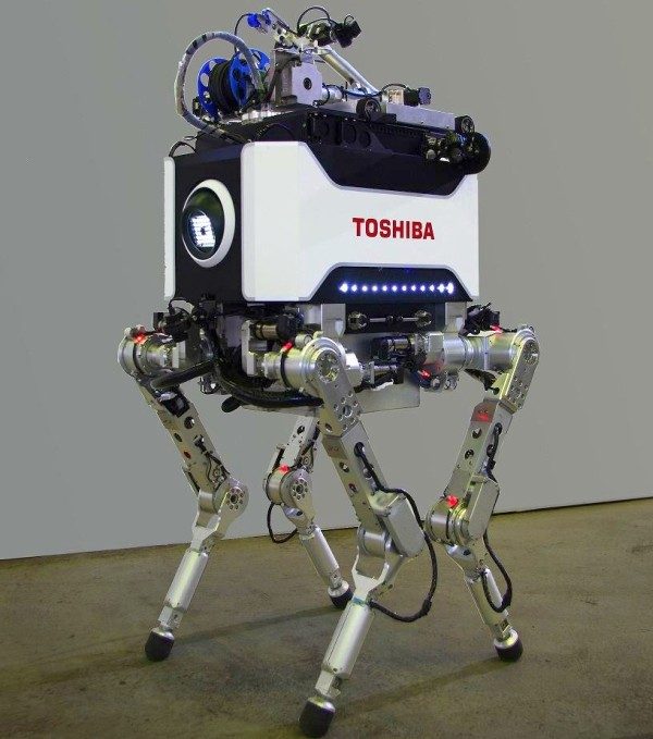 Toshiba Corporation desarrolló un robot de cuatro articulado de cuatro patas encargado de la investigación y recuperación en las zonas de mayor riesgo de la la central.