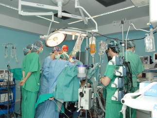 Quirófano durante un trasplante de órganos